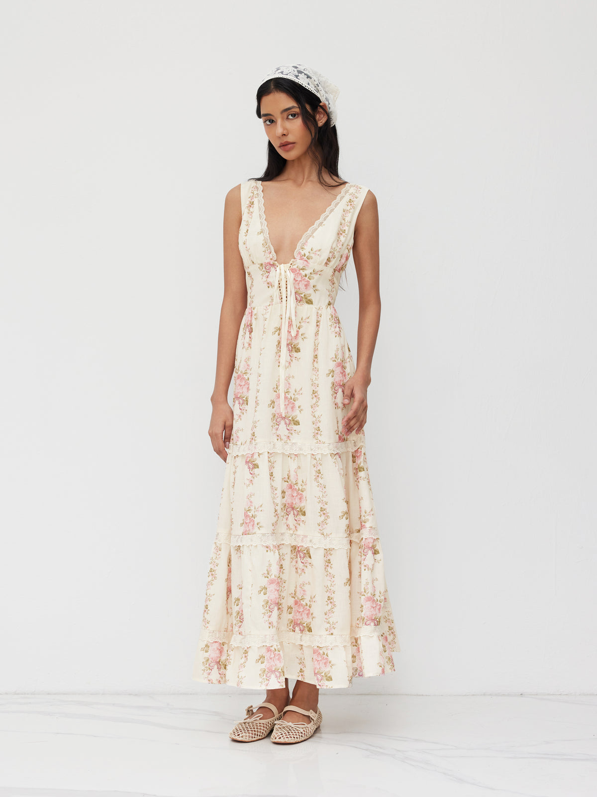 Vestido largo floral con cuello en V, encaje, lazada y capas - Rosa