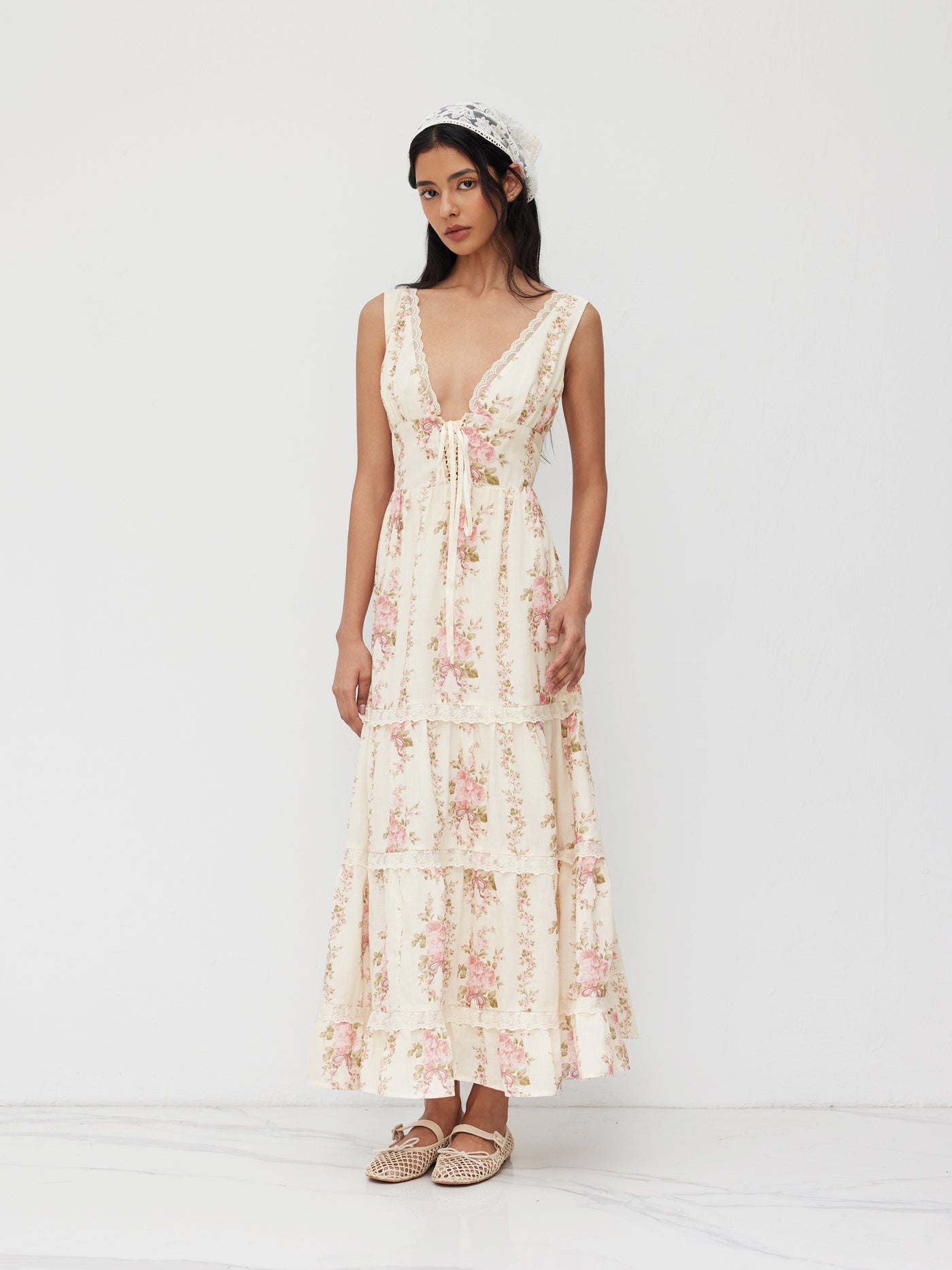 Vestido largo floral con cuello en V, encaje, lazada y capas - Rosa