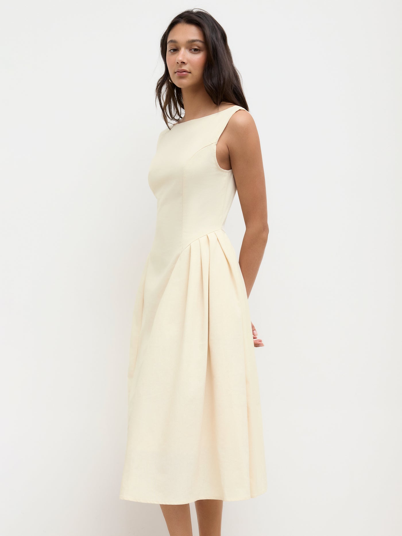 Vestido midi de mezcla de lino con cuello barco, volantes y espalda descubierta - Beige