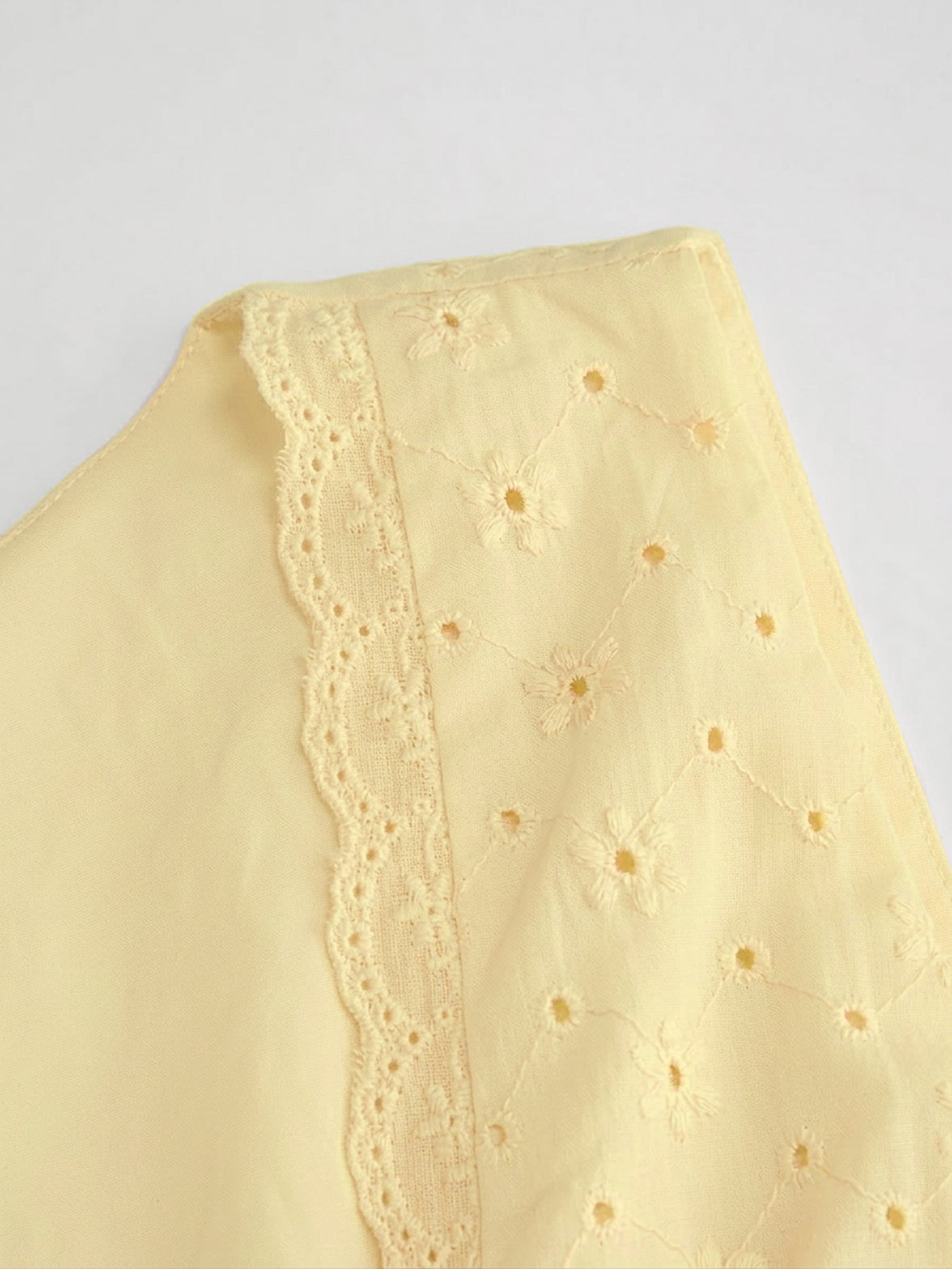 Vestido midi de algodón con cuello en V, bordado inglés, detalle floral, encaje y botones - Amarillo