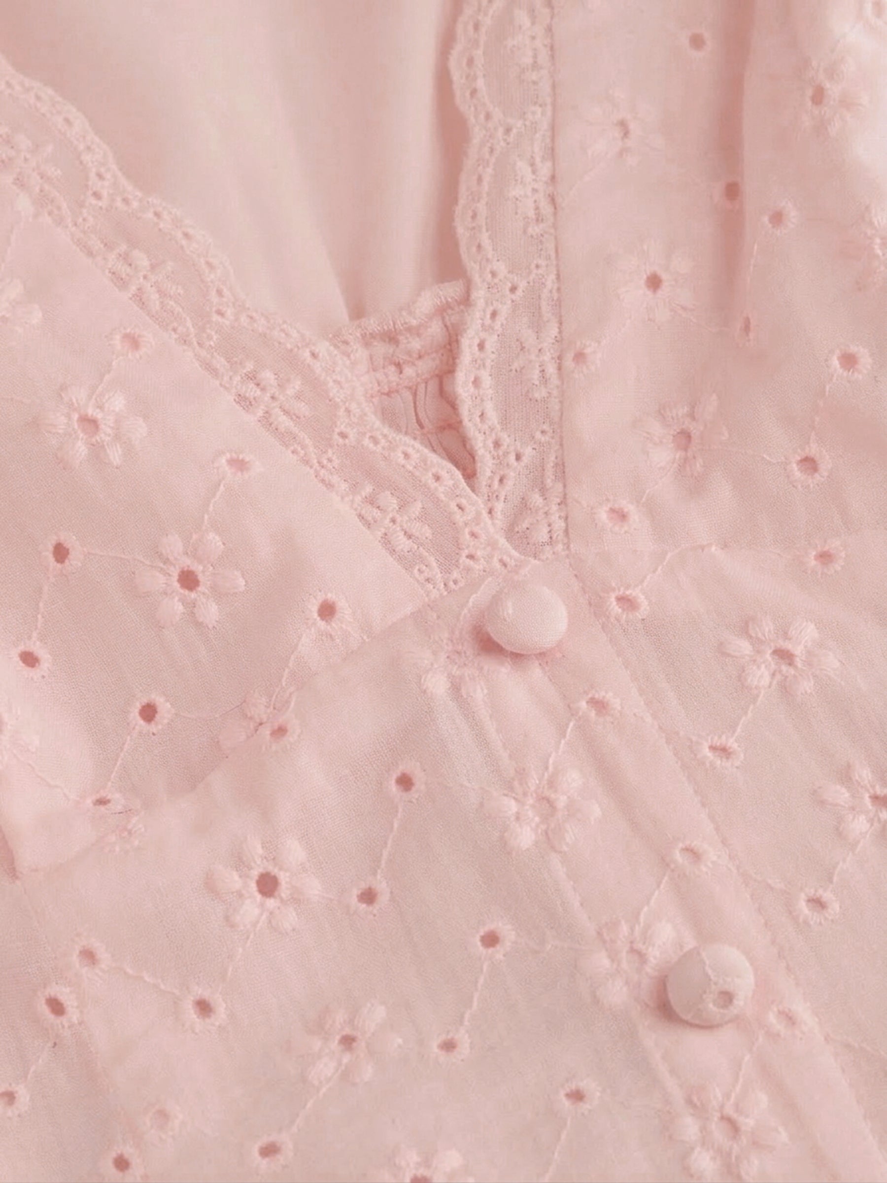Vestido midi de algodón con cuello en V, bordado inglés, detalle floral, encaje y botones - Rosa