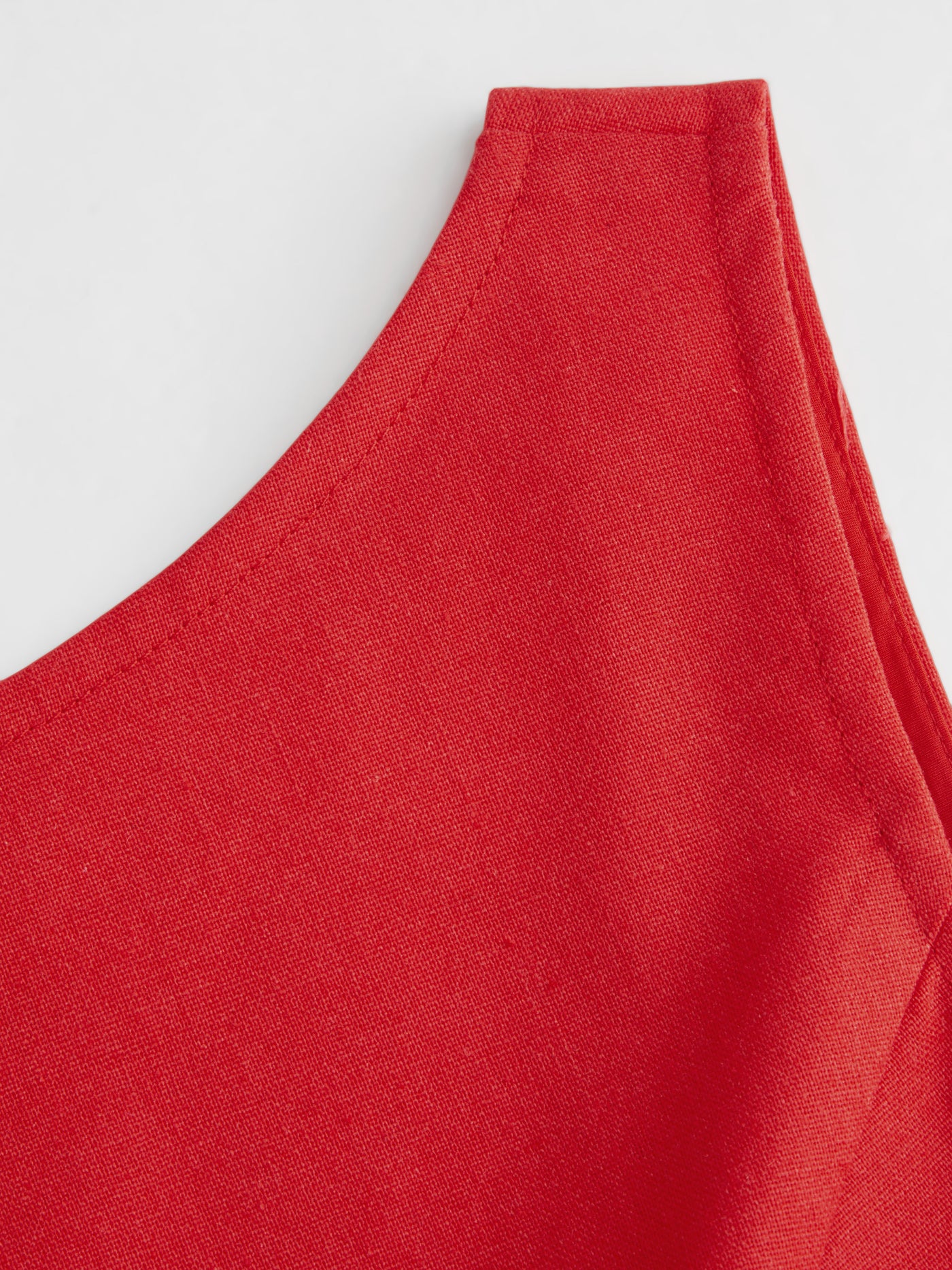 Vestido midi con cuello barco y volante