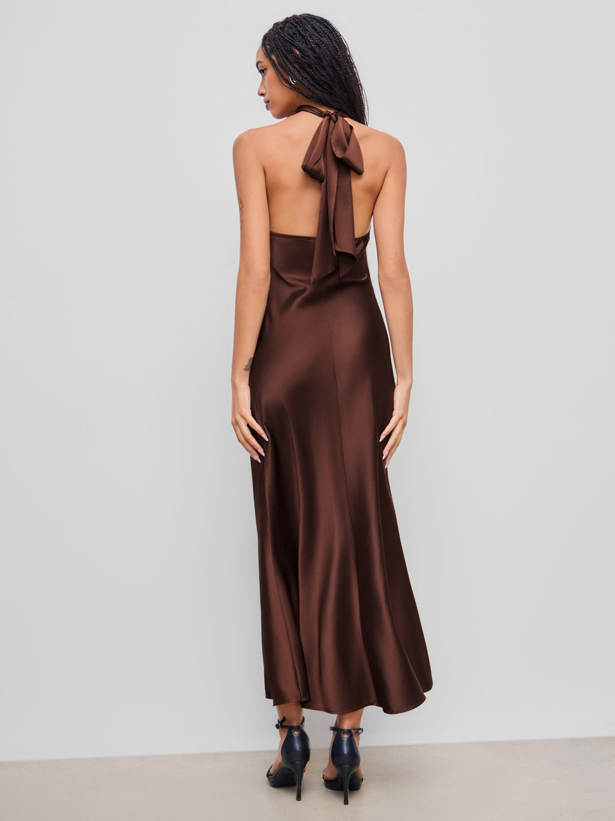 Vestido maxi satinado halter con espalda descubierta - Café