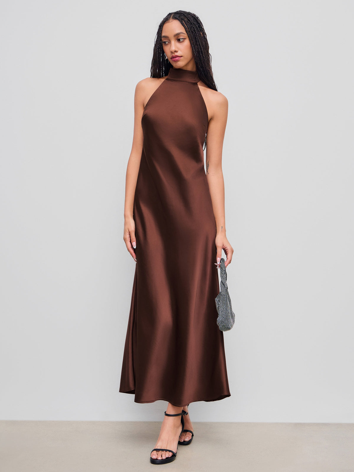 Vestido maxi satinado halter con espalda descubierta - Café
