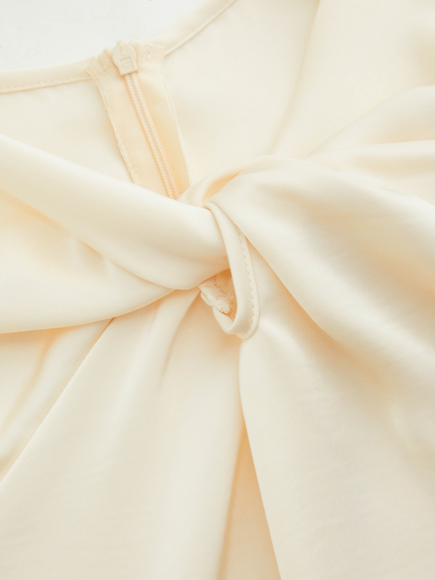 Vestido largo con escote asimétrico, nudo y volante