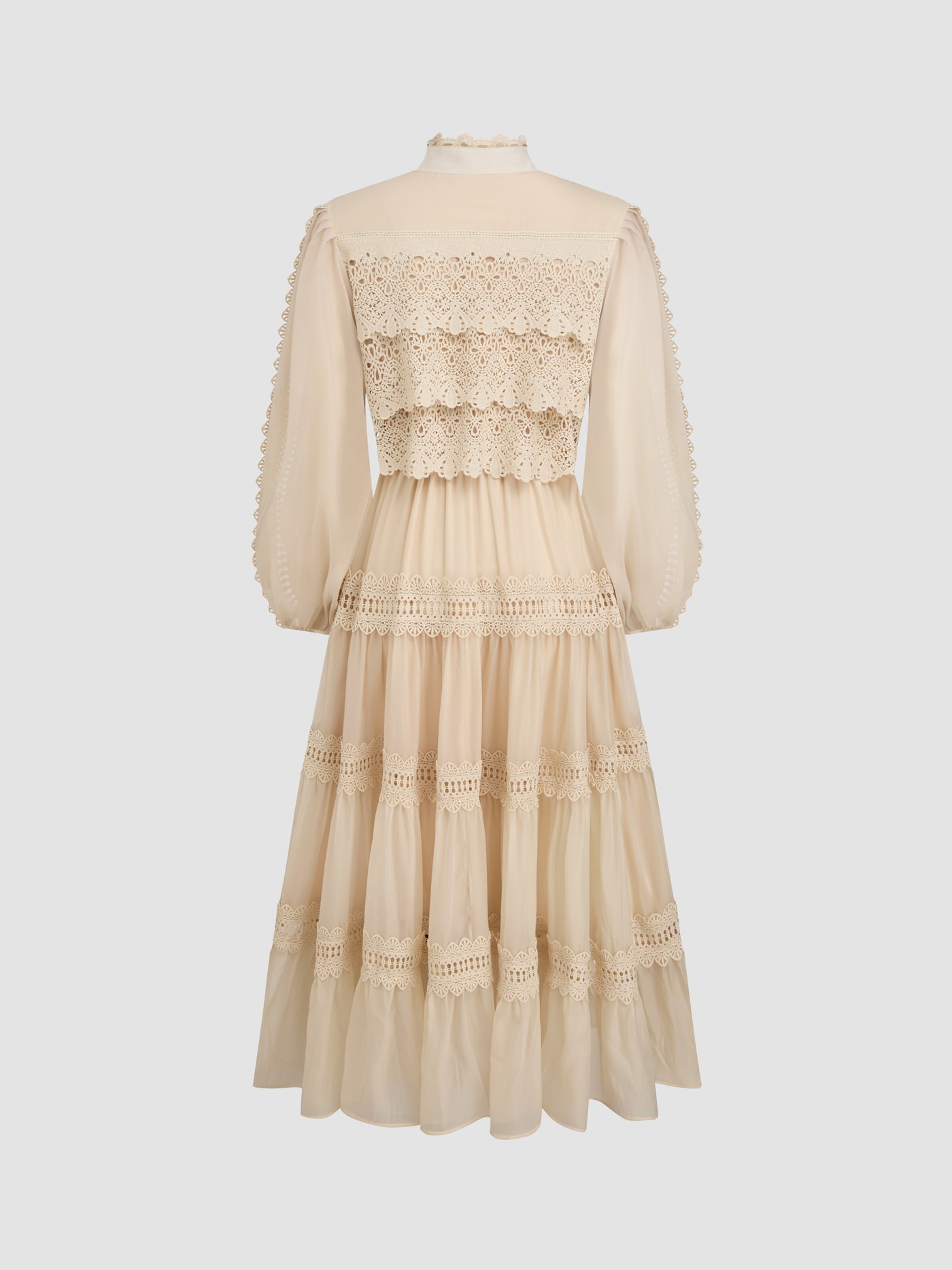 Vestido largo de gasa con cuello alto, guipur y botones de perla