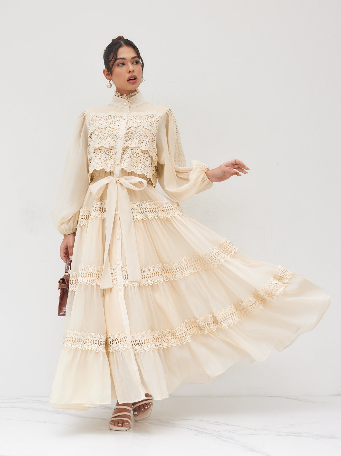 Vestido largo de gasa con cuello alto, guipur y botones de perla