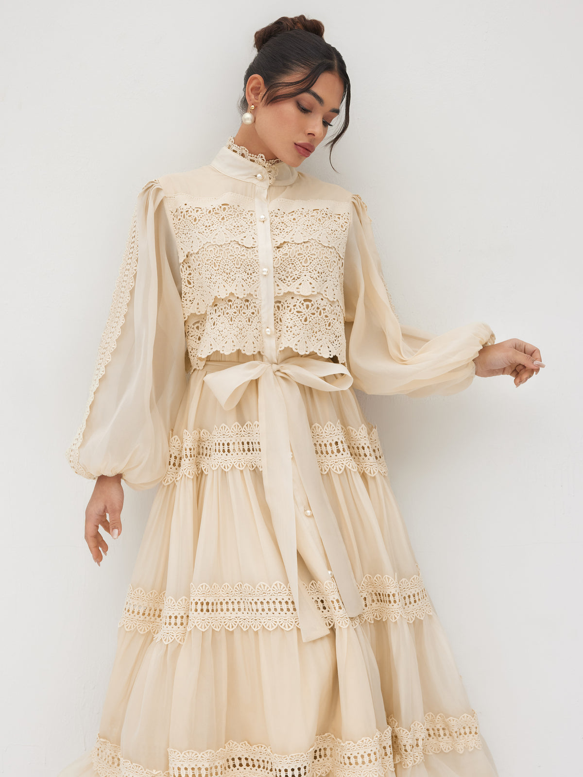 Vestido largo de gasa con cuello alto, guipur y botones de perla