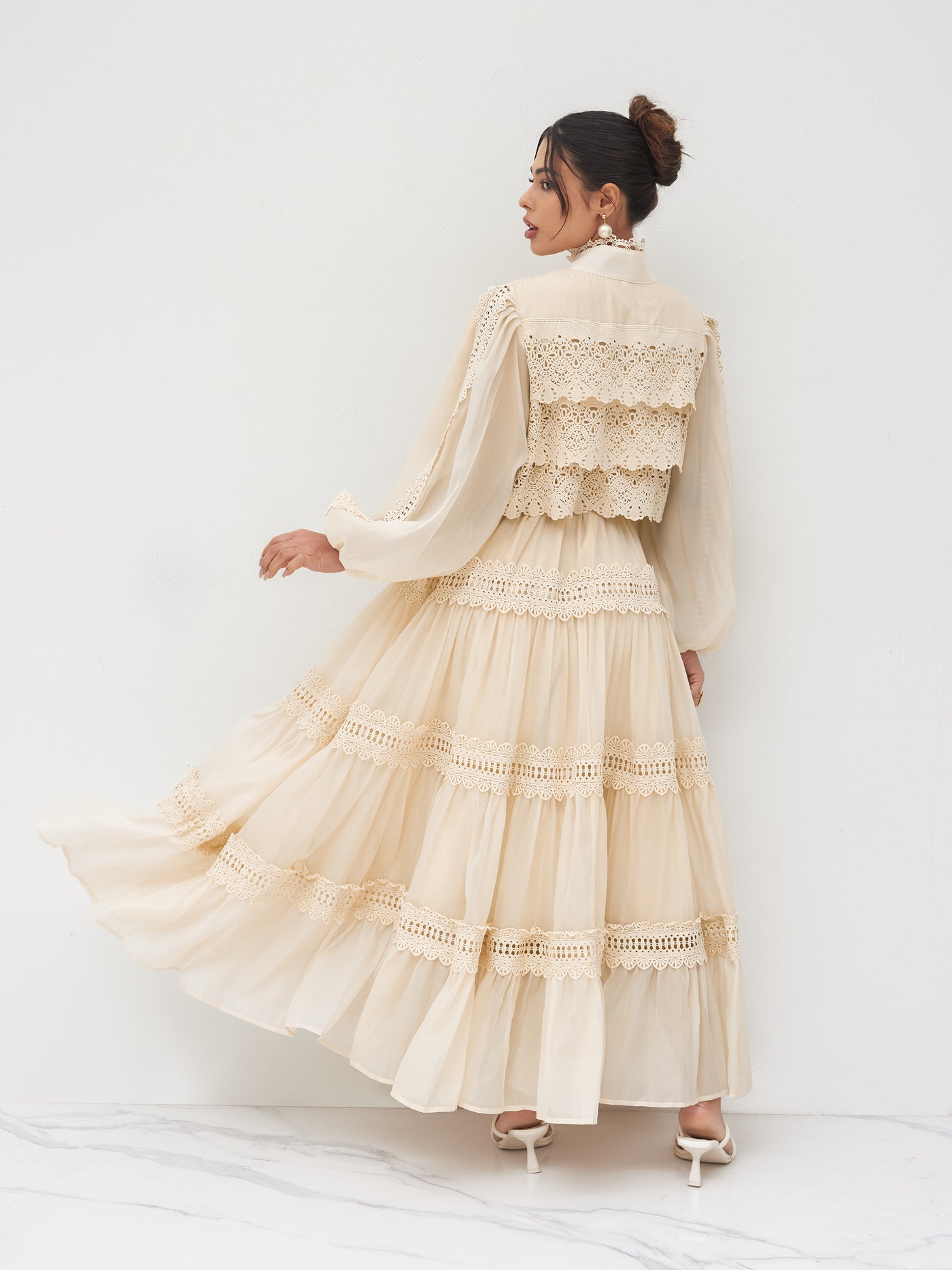 Vestido largo de gasa con cuello alto, guipur y botones de perla