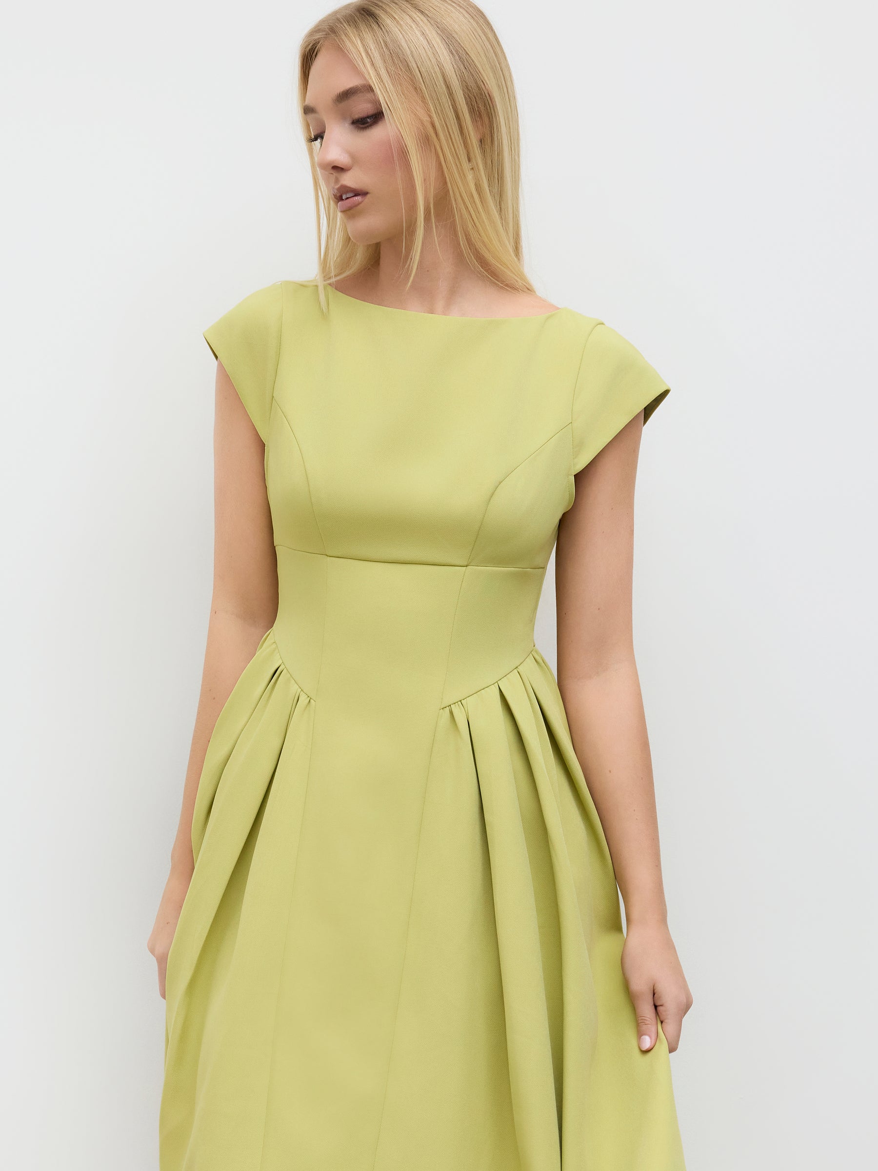 Vestido largo con cuello barco, espalda descubierta, aberturas y volante