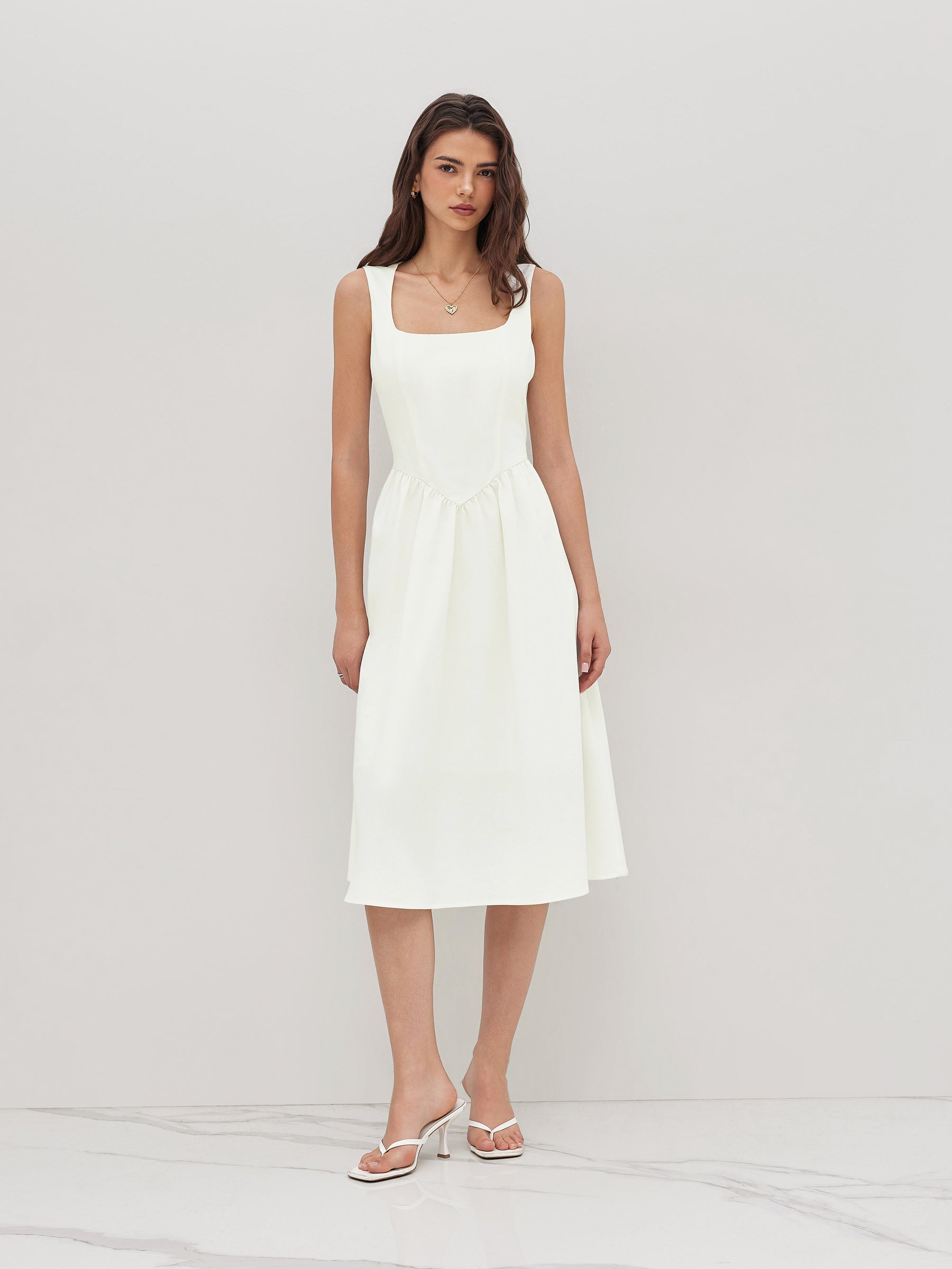 Vestido midi de mezcla de lino con cuello cuadrado y volante