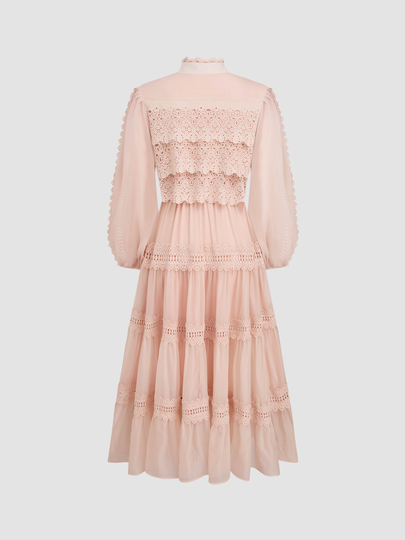 Vestido largo de gasa con cuello alto, guipur y botones de perla