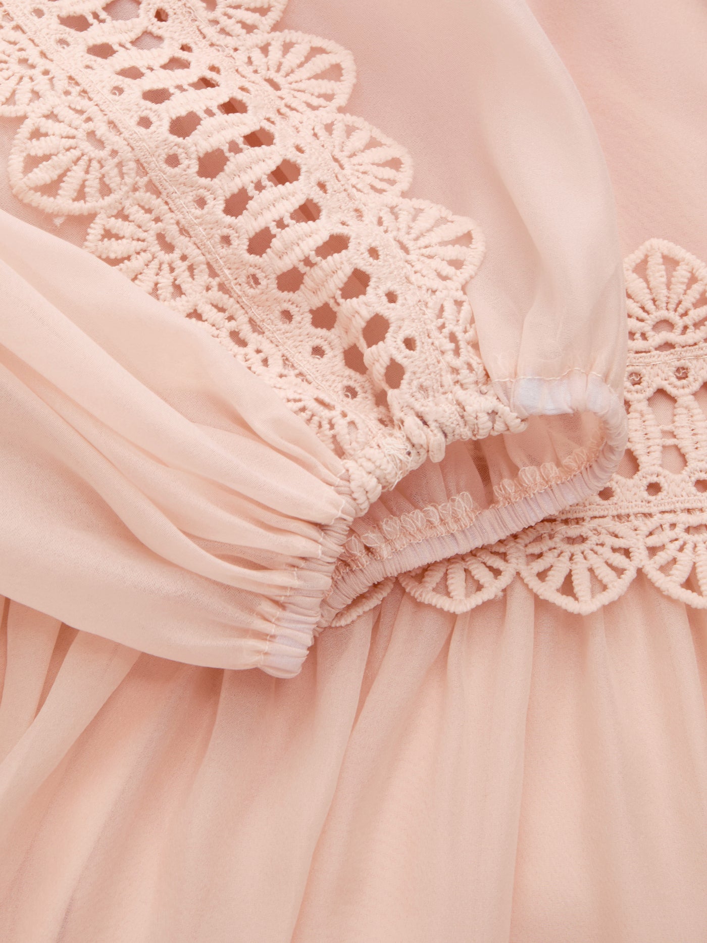 Vestido largo de gasa con cuello alto, guipur y botones de perla