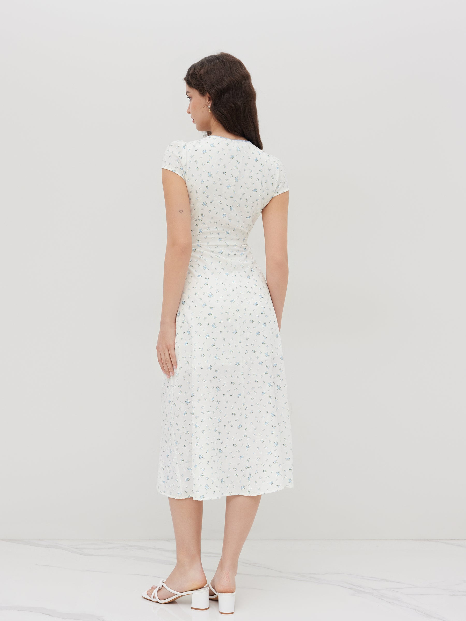 Vestido midi floral con cuello en V y botones