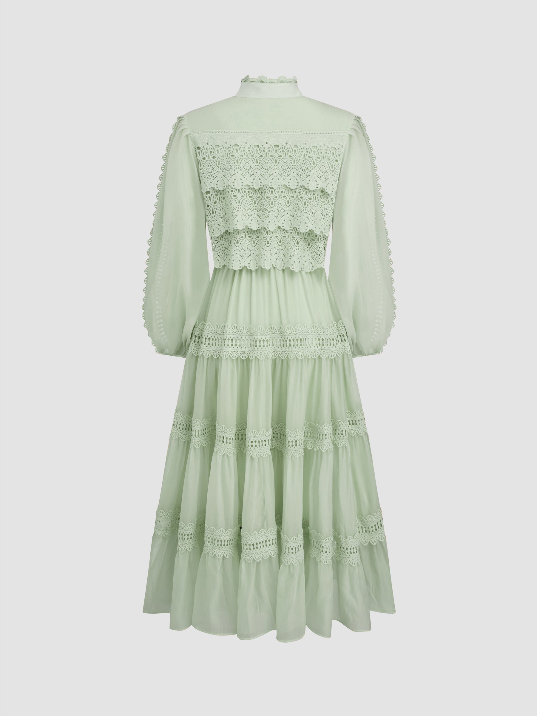 Vestido largo de gasa con cuello alto, guipur y botones de perla