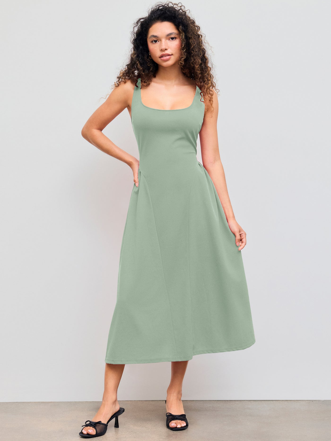 Vestido midi liso de tejido con cuello cuadrado