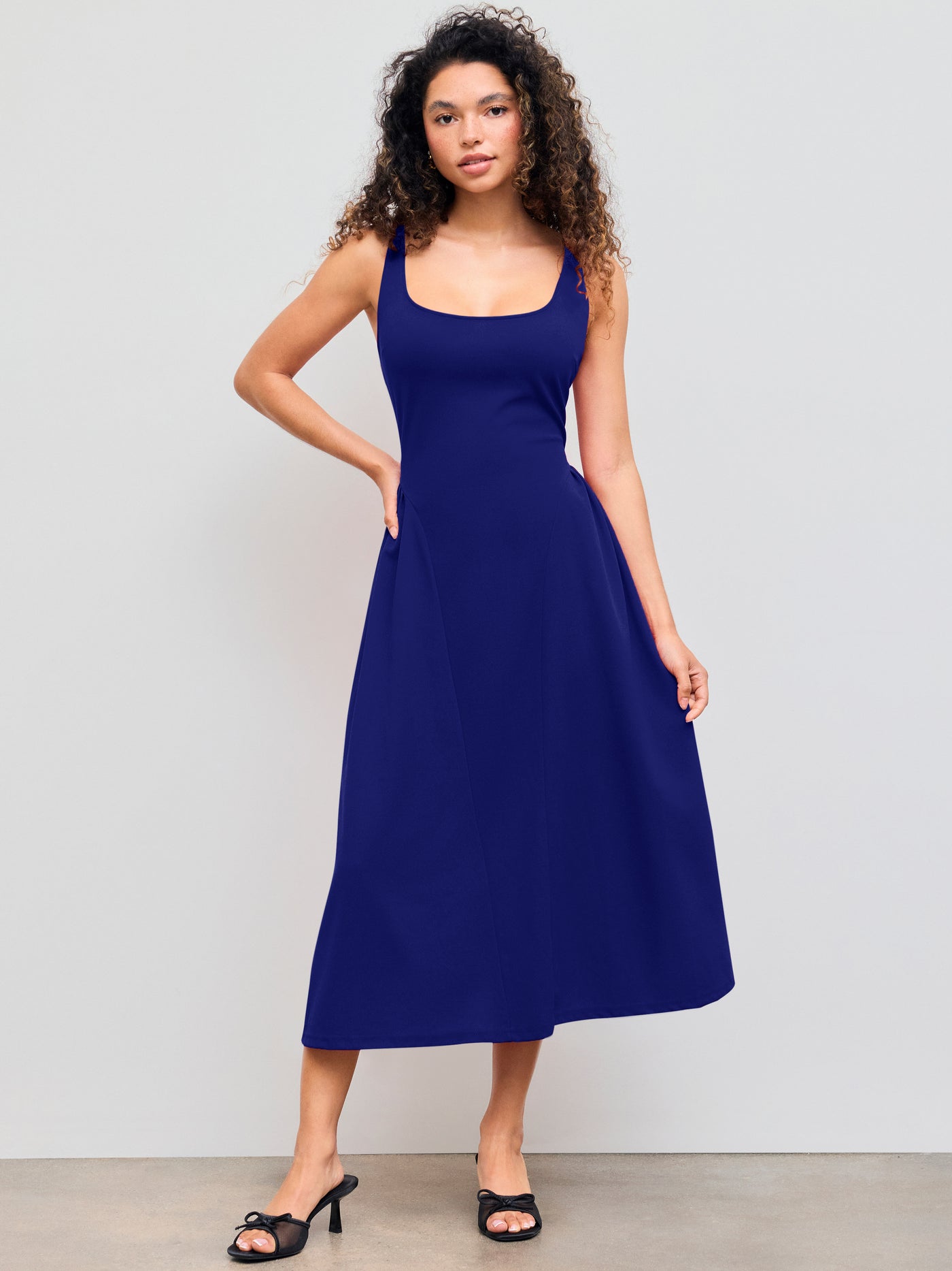 Vestido midi liso de tejido con cuello cuadrado