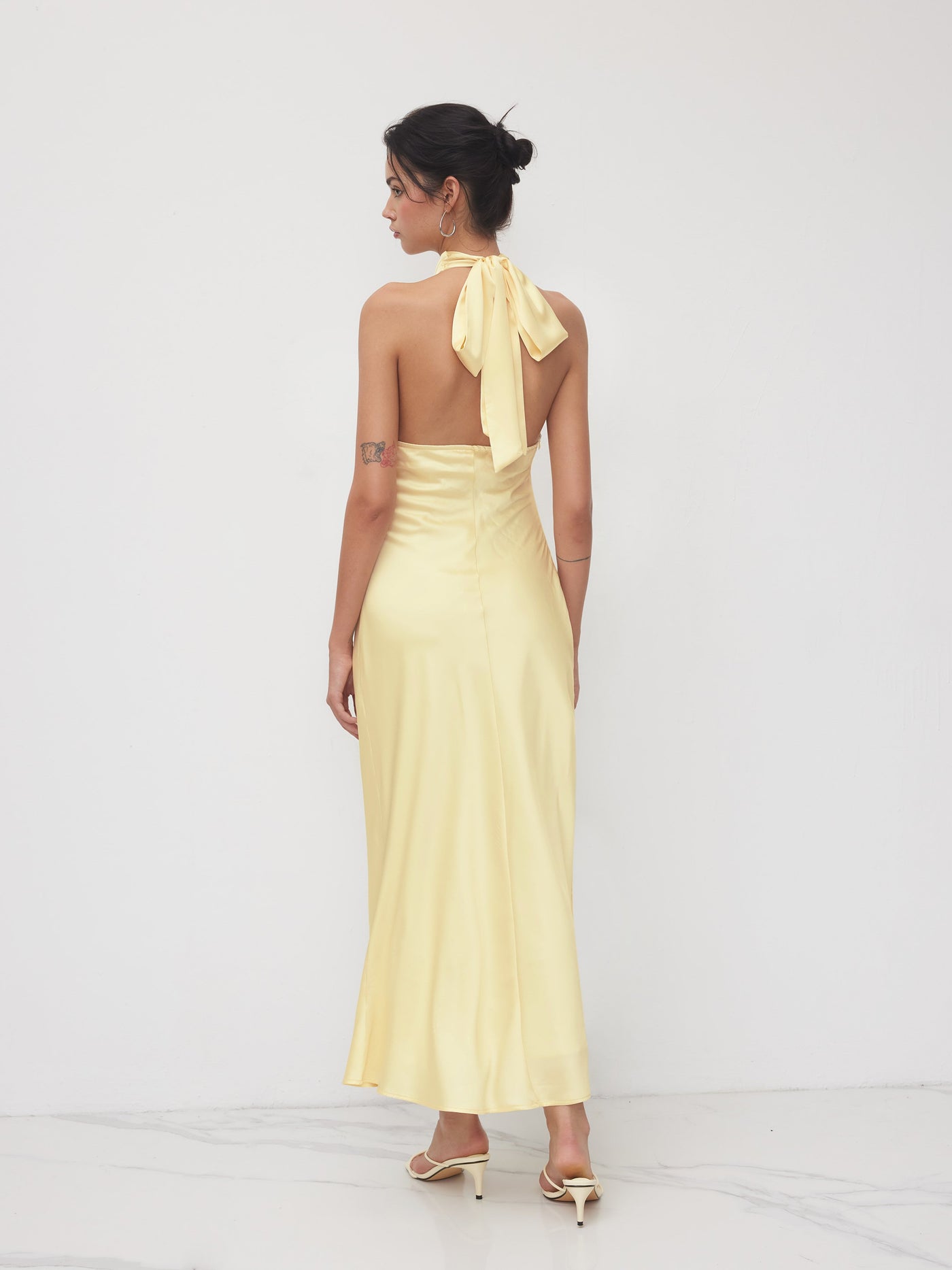 Vestido maxi satinado halter con espalda descubierta - Amarillo claro - imagen 4
