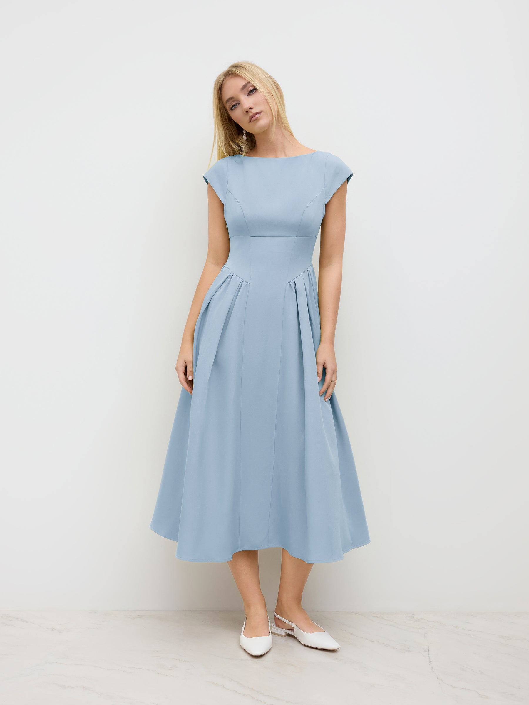 Vestido largo con cuello barco, espalda descubierta, aberturas y volante