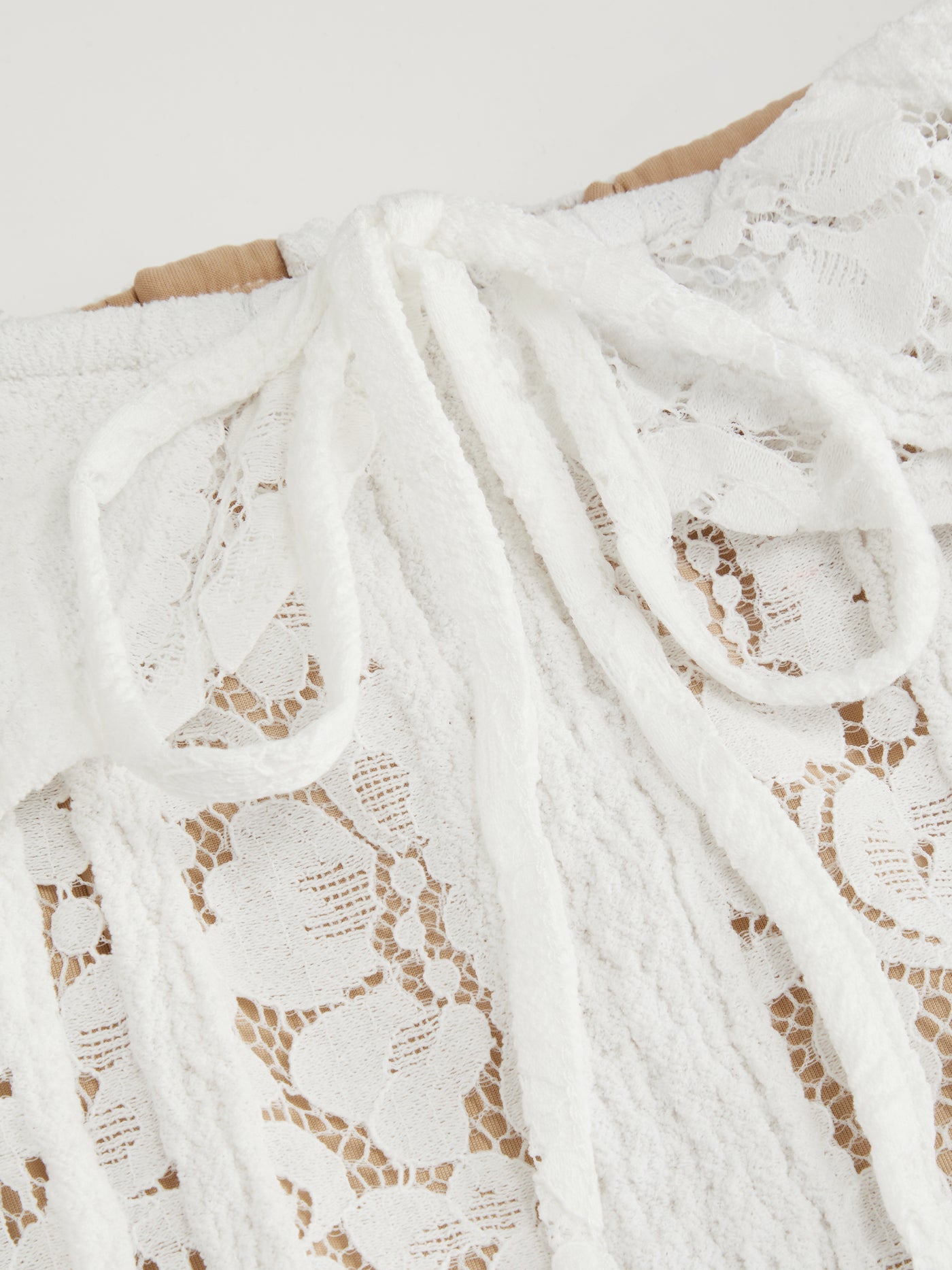 Vestido largo evasé de encaje con hombros descubiertos y nudo