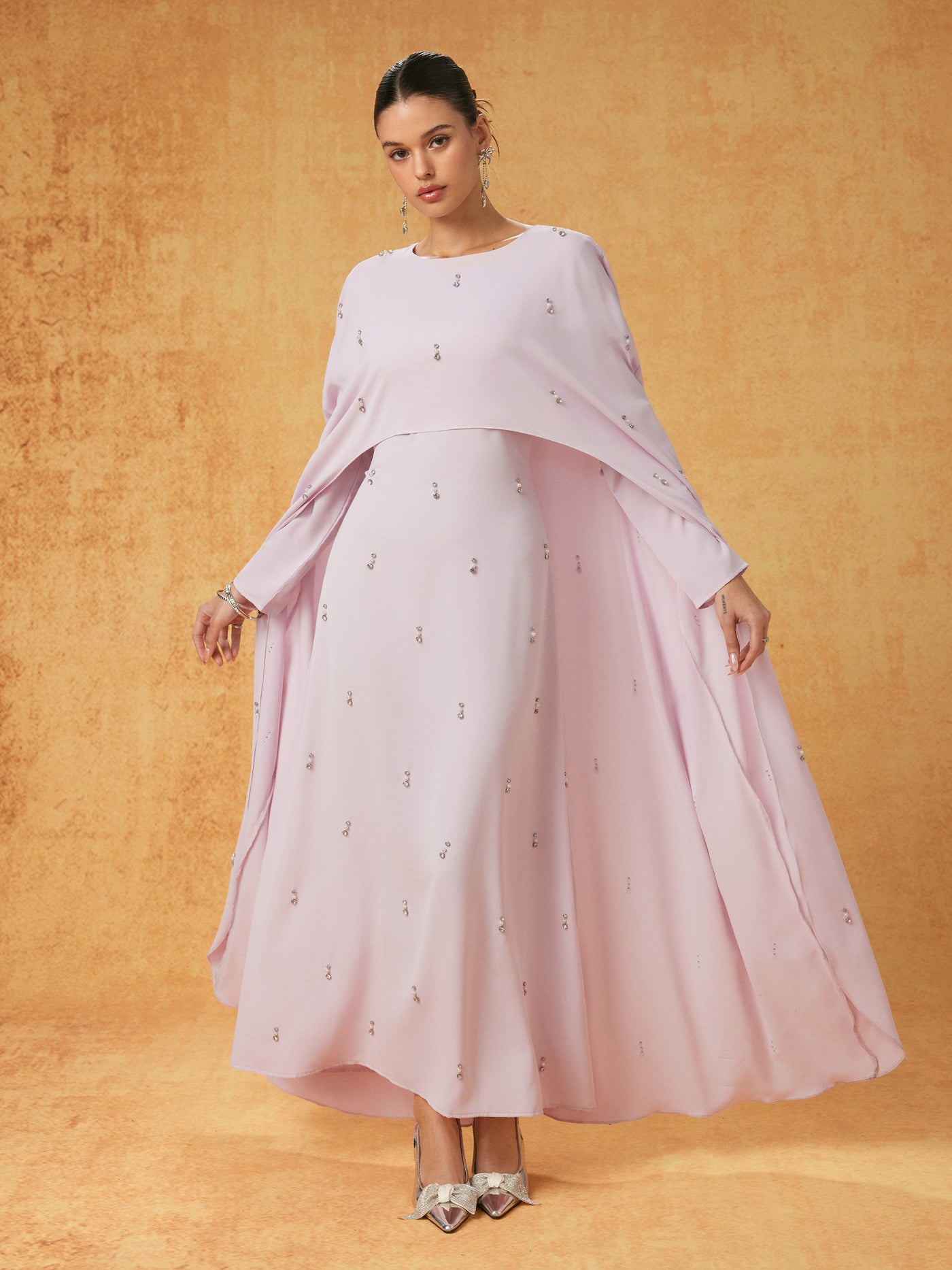 Vestido largo efecto capas con cuello redondo y pedrería