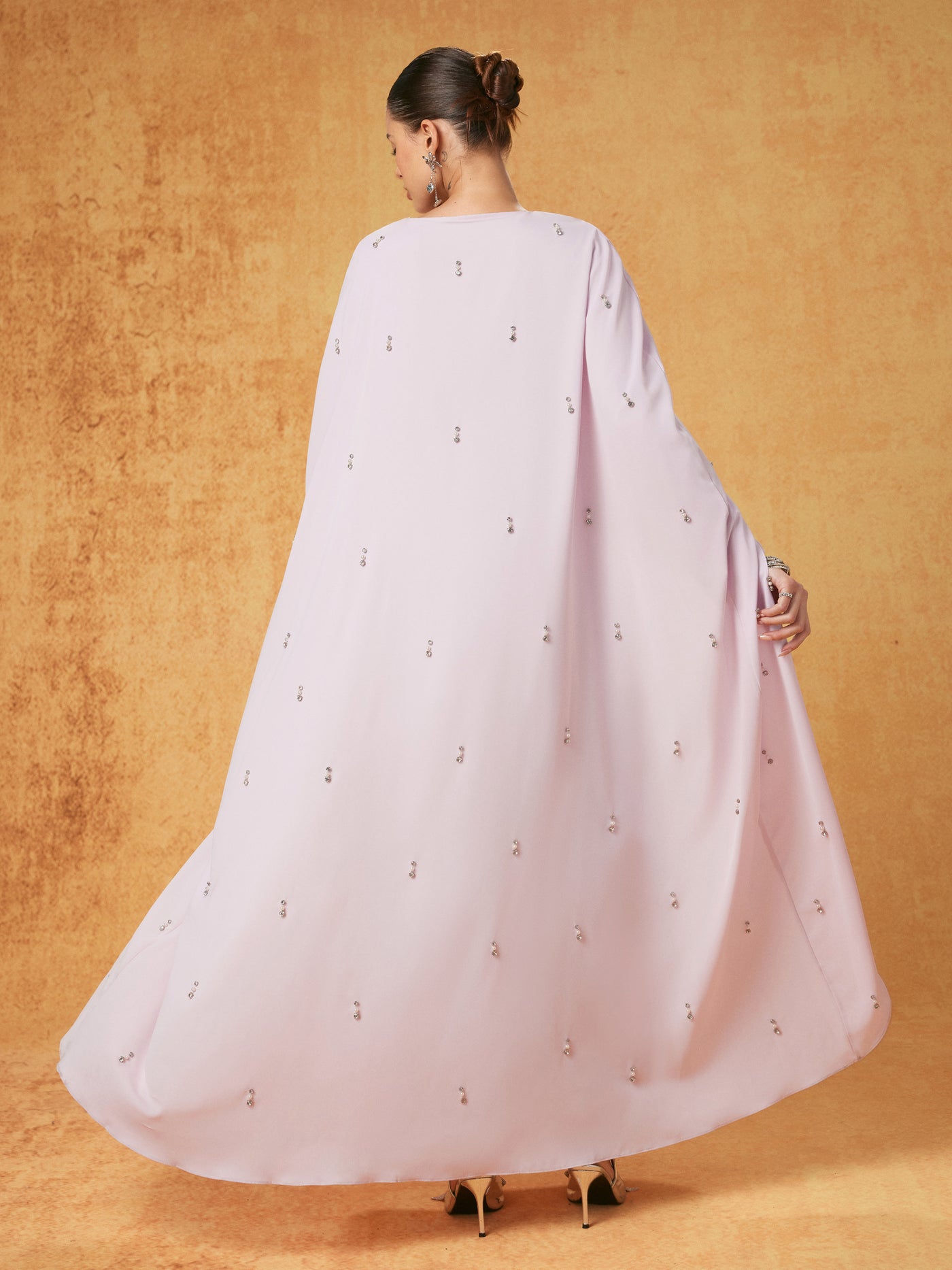 Vestido largo efecto capas con cuello redondo y pedrería