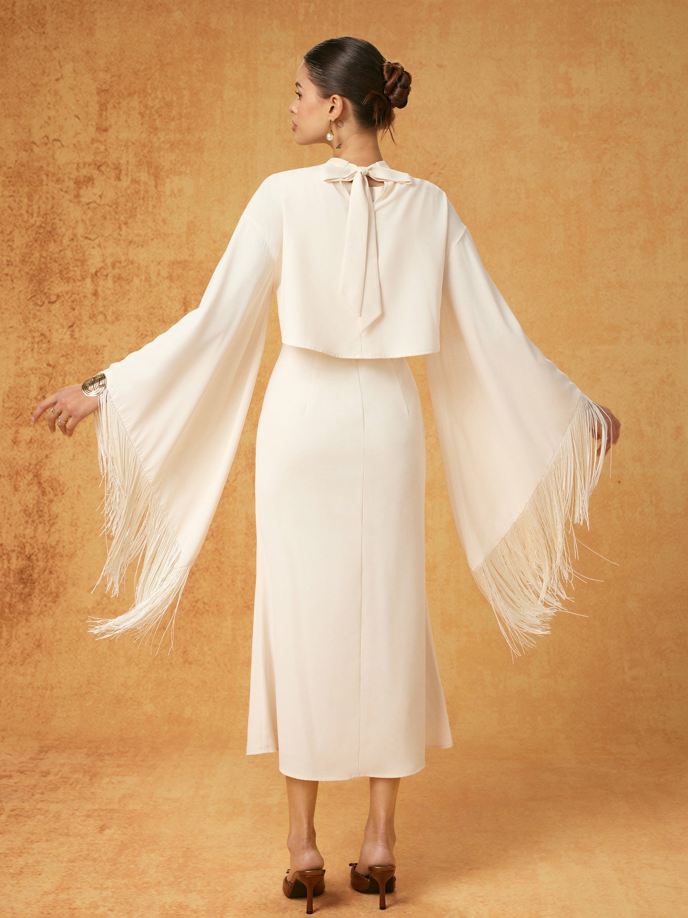 Conjunto de vestido midi y capa superpuesta con flecos, cuello alto y manga campana