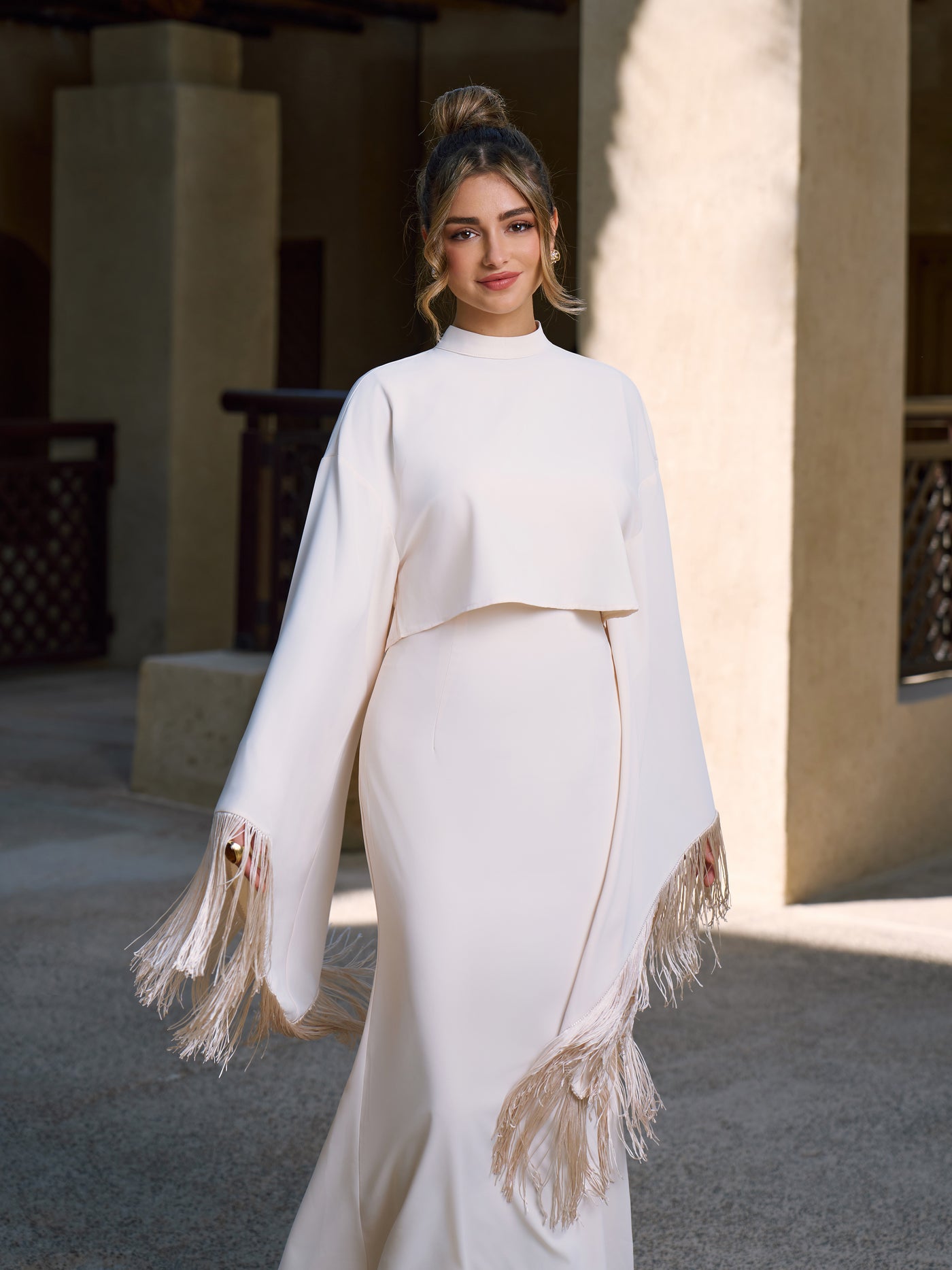 Conjunto de vestido midi y capa superpuesta con flecos, cuello alto y manga campana