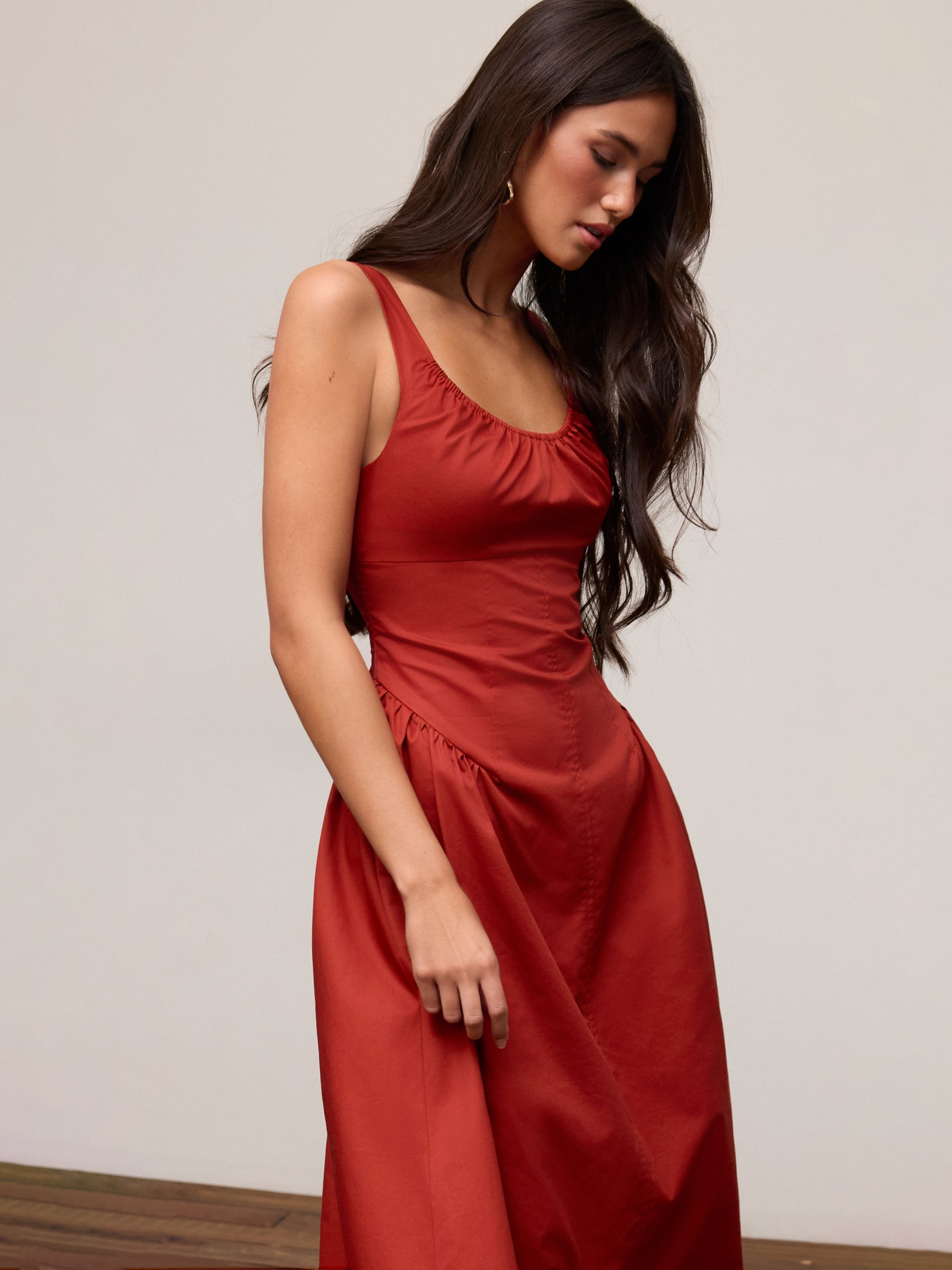 Vestido midi línea A de algodón con escote redondo