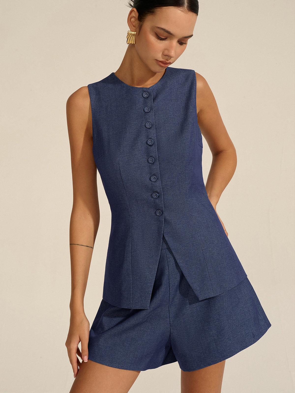 Conjunto de chaleco sin mangas con botones frontales y shorts