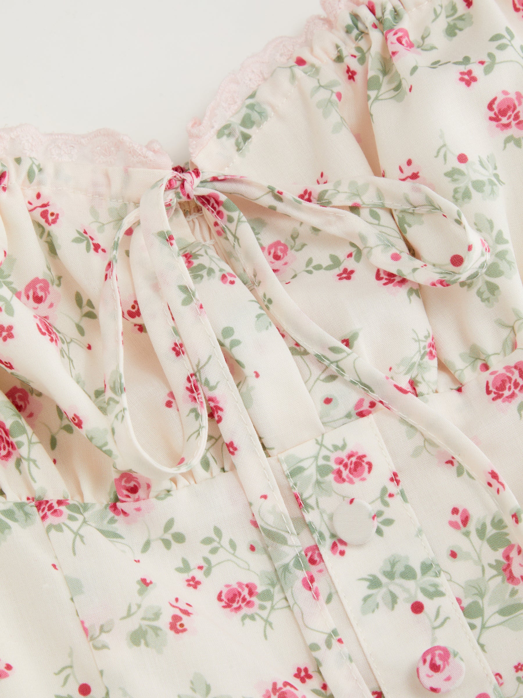 Vestido midi floral de mezcla de algodón con cuello cuadrado, lazada y fruncido - Crema